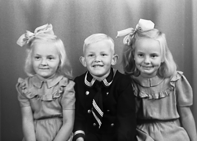 Syskonen Wång Wimmerby

Margareta född 18 mars 1939
Ingegerd född 29 juli 1941
Lars född 29 november 1942

Föräldrar Ebba och Erik Wång