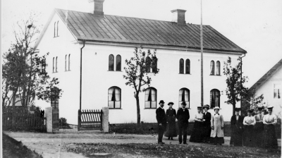 Elimkapellet, troligen byggt 1887.  Från vänster 1. Inspektor Ek,  Vimmerby (en annan uppgift säger Pastor Falk)
2. Linnéa Falk, Vimmerby,  3. Sven G Falk?, 4. Hilda Larsson (eller Svensson), Vimmerby 
8.  Fru Maria Ek, Vimmerby,  10. Sofia Carlsson ( gift med skomakare Napoleun Carlsson ).   