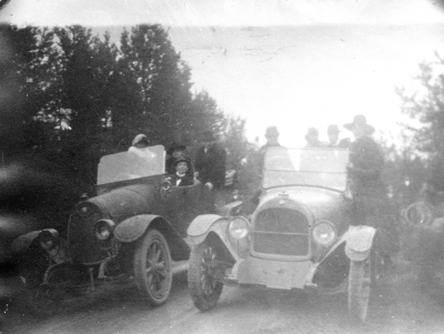 Chauffören i bilen länst tilll vänster,  Einar Karlsson Skomakermästare,  Bilarna Overland   