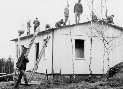 Orienteringsklubbens stuga under byggnation.