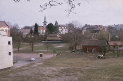 Vy av Vimmerby  Samskolan kyrkan Hantverkshuset 

090428/KG