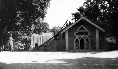 Brandstation. Till höger, Kägelbanan som revs när nya brandstation skulle byggas, den invigdes 1939, i bakgrunden den provisoriska stationen byggd av Ma---sten? 1924.  Kägelbanan användes som torkhus och förvaringsplats för brandslang. T.E.