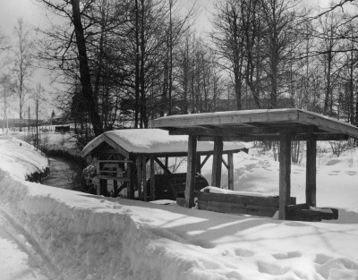 Stickhyvel i Gästgivarehagen omkring 1950. Flyttad 1948 från Nyserum, Frödinge där den byggdes 1899 av O.A. Grönkvist.
