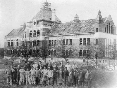Samrealskolan bygge färdigt 1906. 1. Ivar Wettermar plåtslagare. 