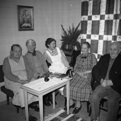 Ålderdomshemmet Linneagården
3:e från vänster Alice Nilsson( Andersson ?)föreståndare på Frödinge ålderdomshem

Dok.110525/KG
