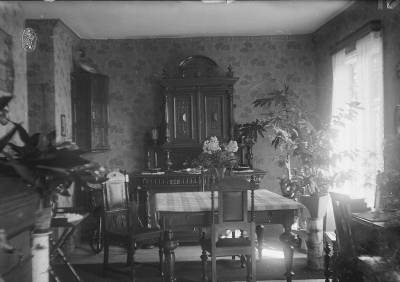 Hällebacka handelsträdgård

Många av bilderna i mappen Hällebacka kan lika gärna vara tagna kring Lidhem Locknevi.Trädgårdsmästare Johan Edvard Johansson flyttade till Hällebacka 1928 och byggde antagligen upp huset och handelsträdgården för Hällebacka omnämns inte i församlingsboken innan de flyttar dit. Johansson var trädgårdsmästare på Lidhem innan de flyttade till Vimmerby, därför är många bilder tagna där. Johan Edvard var gift med Alma Persdotter och det är deras fyra barn som förekommer på många bilder i den här mappen, Alma, Elsa, Nils och Erik Johansson. 

