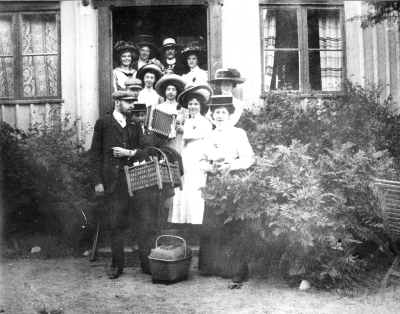 Borgmästaregården  ( annan uppgift Knabbarp )
1. Karin Witte   3. Larsson, stationssekreterare ( Kasper )  4. Ebba Edenholm  5. Sture Brun, bankkamrer  7. Britta Wahlberg  8. Kerstin Wahlberg  9. Edling, apotekare  10. Tekla Nyberg  
11. Tekla Samuelsson född Karlsson, Knabbarp  12. Syster Hilda.          