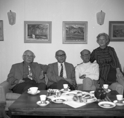 Från vänster  1. ? Konservator 2. Åke Nisbeth, landsantikvarie Stockholm. 3. Beyron Milton, guldsmed Vimmerby.  4. Thyra Milton, Vimmerby   Bilden tagen när målningarna i taket på biblioteket renoverades år ?.       

Dok.110201/KG
