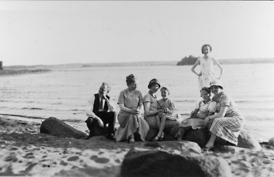 Stående  Wretlings ( dotter ).  Sittande från vänsterThor Wretling, fotograf,   Karin Andersson, affärsbiträde,  Fru Helga Wretling,  Wretling ( dotter ),  och fröken Lindström ( Tekla .)        