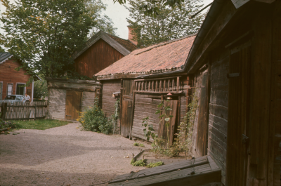 Uthuslänga timrad staket träd

090420/KG