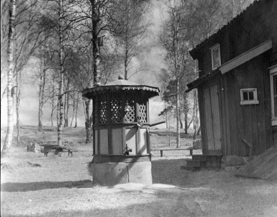 Bild från Gästgivarehagen tagen 1947 Vattenpumpen Rangens källa har tidigare stått vid korsningen Klemens gränd och Storgatan i Vimmerby .   