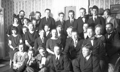 Zante Hansson ( stående längst bak till vänster ) med elever på Gamleby Folkhögskola