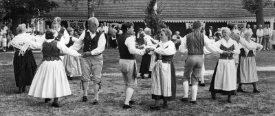 Folkdanslag vid midsommarfirande i Södra Vi.