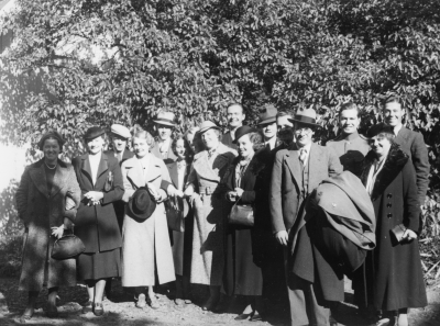 1 Karin Lindgren, 2 Annalisa Zanton, 3 Folke Fransson, 4 Maj Walsten, expedit, 5. Georg  Hammarlund, 6 Inez Nyström, 7 Carl-Olof Ståhl, esupedit, 8 Naimi Olsson, 9 Rickard Sandström Direktör, 10 Dagny Eriksson-Lundberg, Karl Johanssons affär, 11 Anders Berg tobakshandlare, 12 Sven Arnehed-Andersson, 13 Gustaf Svensson, Expedit, 14 Gunnar Sandström, Disponent, 15 Tekla Lindström,16 Gustaf Sand. Fabriksbodens personal och chefer.       