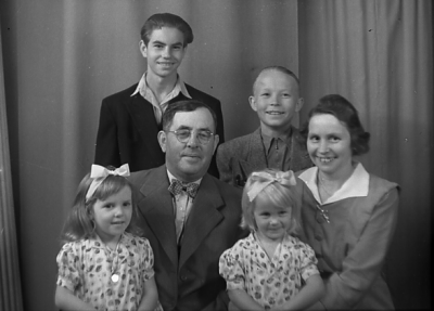 Disponent Karlssons familj Ydrefors 
äldste sonen Åke 
