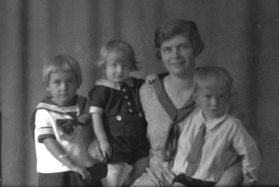 Fru Johansson och  barnen fr v Ulla, Vicke och Lasse
Elverket


Dok.080701/RS