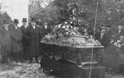 Troligen svarvare Alfreds begravning. Bärarlaget fr.v. Okänd, Axel Lindström, Andstedt, Axel Ohlsson Okänd