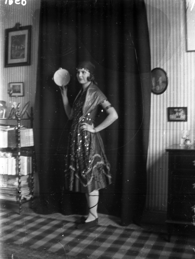Dansande och spelande kvinna. Elsa Blomberg född Hallberg. Zigenerska på en julfest i Samreal. År 1927.