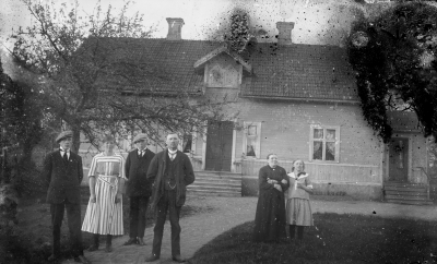 Familjen Davidsson.
Kortet är taget vid gården Nosshult på Nyponvägen 6 ovanför Nossbadet