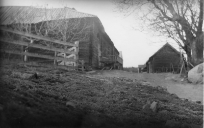 Till vänster Ludvig Anderssons ladugård Till höger Ludvig Andersson och Emilia Larsson     