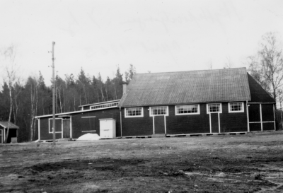 Skyttepaviljongen i Vimmerby. Nej, Detta är Skyttehagen, Skytteföreningens danspalats som byggdes 1928 och revs troligen 1964, låg ungefär på parkeringen mellan nuvarande (2018) ishallen och idrottshallen. Skyttepaviljongen låg i anslutning till skjutbanorna i nuvarande VOK-skogen.