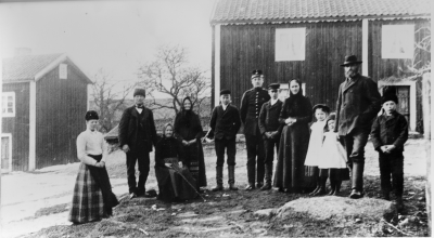 Från vänster  Hildur Andersson,  Alfred Andersson, Stina-Greta Andersson,  Anna-Greta Brag,  Hugo Brag,  Erik Brag, Rubin Brag,  Kristina Brag,  Elna Brag,  Märta Brag,  Anders-Johan Brag och  Arvid Brag  Rumskulla. 