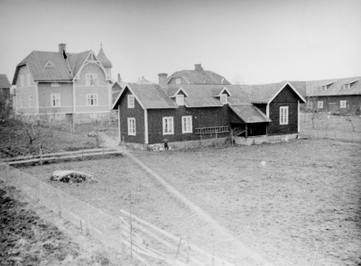 Huset till vänster, med brutet tak och torn - Smedjelund, Axel och Signe Gustafsson. Huslängan mitt på bild kombinerat visthus och bostad, "Undantag" där bodde "Nysen" och tant Fin. Hustak över "längan", Helge Ericssons, samt ladugården till höger.  I detta hus bodde 1940, disponent och bryggare för Centralbryggeriet, Hans Jacobsson.
Nils Stenberg arbetade i 9 år hos Hans Jacobsson.   