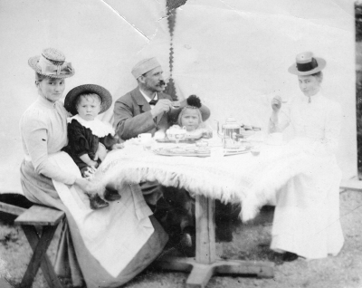 Apotekare Jonssons och Gertrud Wahlberg i Sunne Sommaren 1901.       