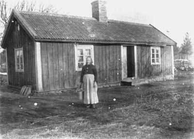 Sofie Andersson utanför sitt hem i Bofall