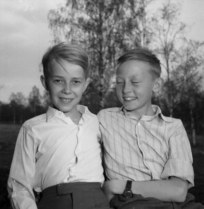 Anders Ek konfirmation ( son till postmästare Urban Ek )

Staffan Lundberg och Bo Eriksson

Dok.110525/KG