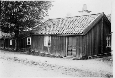 Äldre byggnader vid Kampgatan, till vänster "Stolpes" stuga till höger "Maffens" stuga. 