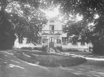 Troligen Näs prästgård med tanke på fönstrens placering på bv
Kan inte vara Per Johansgården som tidigare antytts.