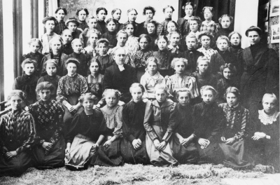 1?, 2?, 3?, 4?, 5 Maja Pettersson?, 6?, 7 Fröken Samuelsson? Sömmerska, 8?, 9?, 10 Olga Larsson Gråssfall, 11?, 12?, 13?, 14?, 15?, 16?, 17?, 18?, 19?, 20?, 21?, 22?, 23?, 24 Alice Wettermark?, 25?, 26?, 27 Kyrkoherde A E Nyberg Vimmerby, 28?, 29 Erin Lagerström Per-Johan Anderssons gård Vimmerby Apotek, 30?, 31?, 32?, 33?, 34?    T.E.