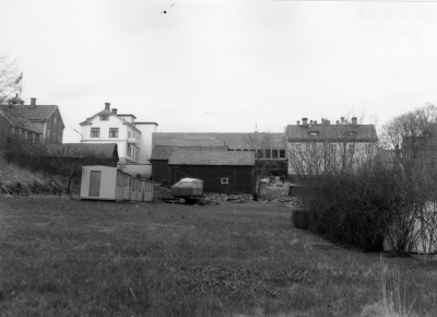 I bakgrunden nybyggda EPA-varuhusets baksida (mot Stångågatan), längst till vänster Rådhuset

Dok.100528/KG