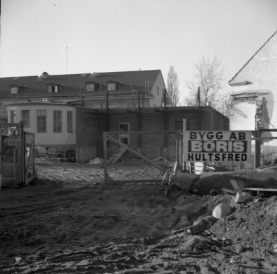 Polisen
Tingshuset vid Kungsgatan om och tillbygges för blivande polisstation 1973-74 Till höger f.d. vaktmästarebostad och fångceller.  T.E.

Dok.110211/KG