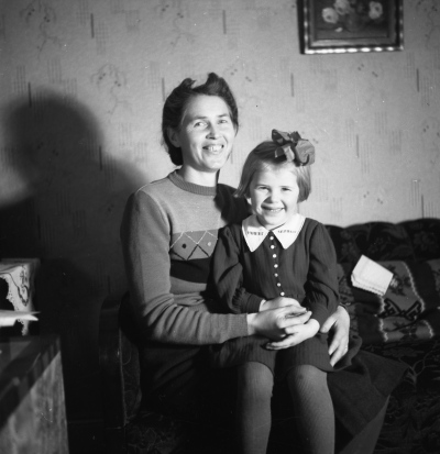 Nils Bomans fru och dotter

Dok.111026/KG