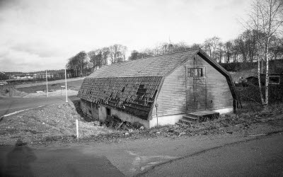 Byggnad väster om Rundkvists Begravningsbyrå Rönnbärsgatan

090422/KG