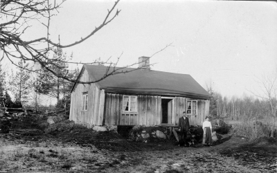 Johan Klintenberg med fru Ellen, här hemma på sommarnöje i Nyrödja - gatan Böle. Ellen en barndomsvän till Gerda o syster till Johan Larsén i Skrikebacke = Anna Werners far. Oskar heter Ellens son