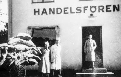 Handelsföreningens affär i Tuna stationssamhälle. Personerna fr.v är biträdena “Masen” och Karl-Erik Svensson. På trappan står föreståndare Hellström.
Reprofoto
