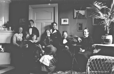 Gruppfoto med kvinnor och barn. 1 Anna Rundgård (inte säker), 2 Ingrid Forsell, 3 Greta Grandahl, 4 Anna Tisell, 5 Göta Tisell, 6 Hedvig Forsell, 7 Gertrud Fröberg, 8 Beda Forsell, 9 Troligen Anna o Göta Tisells mor.