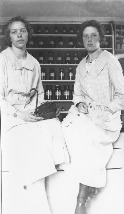 Apoteket i Vimmerby under Hofstedts tid, till vänster Karin Åberg ,född Lilja. Till höger Vivan Österberg ,har varit anställd vid Apoteket i Vimmerby på 1930-talet.    