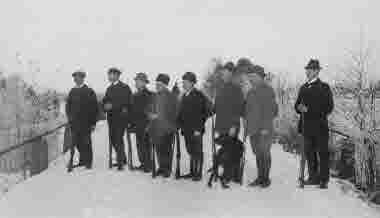 Frivilliga landstormen, Västra tullen!  Från vänster:  1) Enok Nilsson,  Samuelstorp 2) Lindström Holger kemikaliehandlare. 3) Larsson, L-W, boktryckare 4) Jonsson Gustav, bankkamrer 5) Nilsson Arvid, Ludvigsborg 6) Gustaf Andstedt, polis 7) Arvid Nilsson, Nybble 8) J.A. Pettersson,  Lund.       