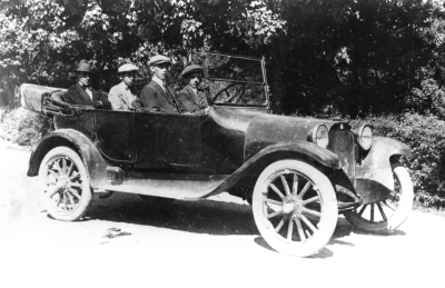 Fr. v. 1 Ernst Johansson Storebro. 2 Ossian Åberg Storebro. senare Vimmerby 3 Elof Gräns Storebro flyttade senare till Västerås 4. Robert Värn Silverdalen som ägde bilen  Fotot taget år 1921  Okänd