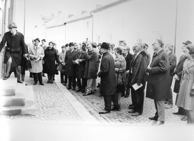 Riksdagens kulturutskott besöker Vimmerby (Storgatan, Tenngjutargården) 1. Åke Nisbeth, landsantikvarie Stockholm 3. Rune Hultqvist, lärare Folkhögskolan  5. Margareta Josefsson, stadsbibliotekarie Vimmerby  9. Ivan Svanström, riksdagsman (Ruda gård)  11. Lennart Mattsson, utskottsordförande. riksdagsman 14 Bertil Zachrisson, riksdagsman, 1973 stadsråd 15. P.O. Sundman, riksdagsman och författare 16. Björn Lindberg, stadsdirektör Vimmerby 18. Alvar Lunde, skoldirektör  (20) Erik Westling, landshövding.  