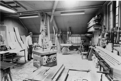 Dokumentationsfotografering av tillverkningsprocessen på Snickargården.
Vårvintern 1988
Tillverkning av fransk pardörr.
Avbildade personer:
Tönnes Andersson
Bernth Ericsson
Lillan Ericsson
Alvar Andersson
Bildmaterialet användes senare till en skärmutställning om Snickargården som visades på Vimmerby Bibliotek