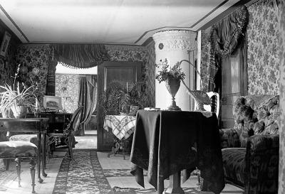 H.V. Andersson Storgatan 1910-1920            
Övre långrummet i G. Borgmästargården. Otto Gustav Wahlberg var borgmästare, dog 1907. Efterträddes av sonen, Otto Wahlberg som dog 1913.   T.E.