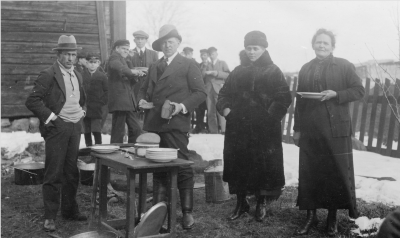 1?  2 Seved Pålsson  3?  4?  5 Ludvig Pålsson    6?  7?  8 Einar Pålsson  9 Anna Pålsson Fru, 10 Anna Rundqvist Lärarinna  Oskarshamn med Topp Erik Eriksson.                          