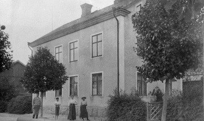 K. Lindbloms hus vid Stångågatan ( numera mitt emot Rikets sal, på den tiden höskulle, vagnslider, stall & lagård ).    