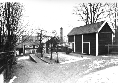 Bildtext: Innergården från söder. 
Dokumentationsfotografering av tillverkningsprocessen på Snickargården.
Vårvintern 1988
Tillverkning av fransk pardörr.
Avbildade personer:
Tönnes Andersson
Bernth Ericsson
Lillan Ericsson
Alvar Andersson
Bildmaterialet användes senare till en skärmutställning om Snickargården som visades på Vimmerby Bibliotek.
I denna trädgård och i fastigheten mot Storgatan fanns under senare delen av 1980-talet och början av 1990-talet ett café: Lustgården