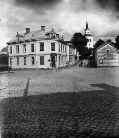 Stora Torget Vimmerby, fastigheten i bildens mitt Baumann. Bottenvåning innehades av Carl Johanssons Manufaktur.
Den äldre fastigheten uppfördes på 1880-talet efter ritningar av Hugo Hammarskjöld (?)
Fastigheterna revs på 1950-talet och ersattes med den sk. Gullbergsfastigheten.



Dok.080205/RS